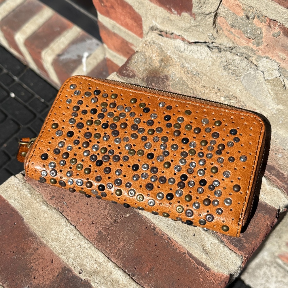 NWOB FRYE Deborah Studded Zip wallet, whiskey (brown)